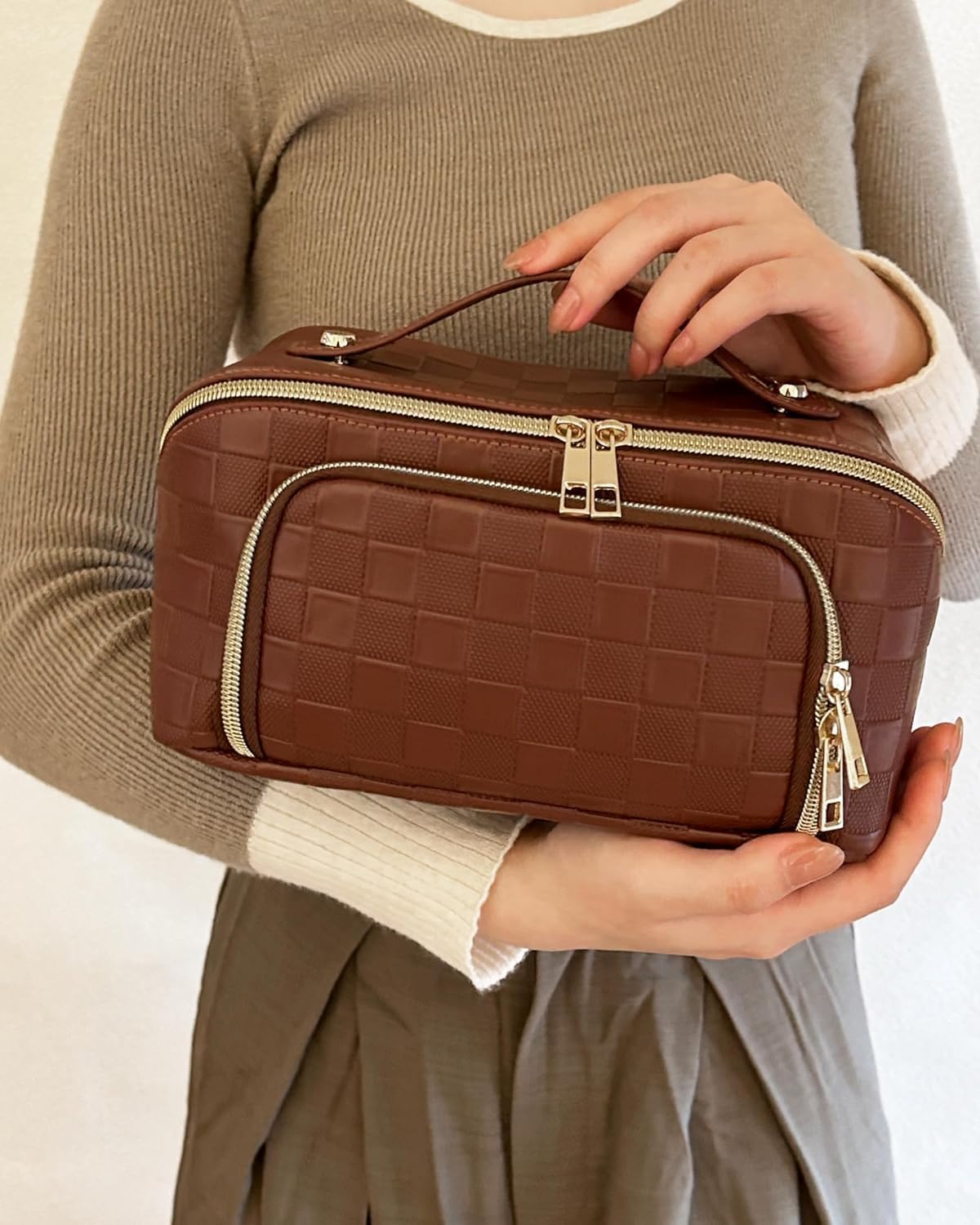 Travel Makeup Bag for Women, Large Capacity PU Leather Waterproof Checkered Cosmetic Bags, Portable Pouch Open Flat Toiletry Bag, Make up Organizer with Divider and Handle, Brown